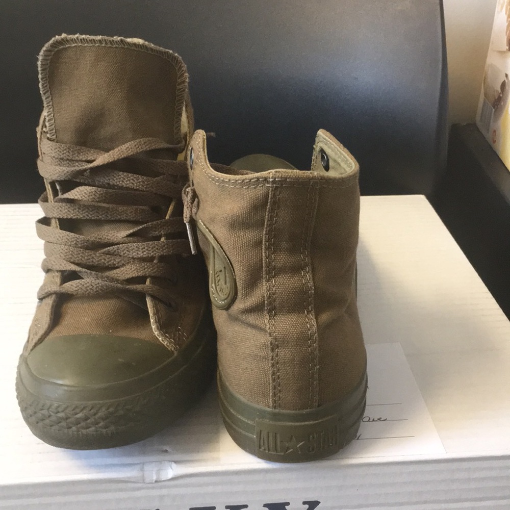 Very nice Army green Converse